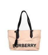 Bolsa de ombro pequena Burberry com logotipo bege rosa e marca Econyl Nylon