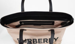 Bolsa de ombro pequena Burberry com logotipo bege rosa e marca Econyl Nylon