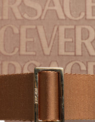 Bolsa transversal Versace marrom com alça superior e logotipo em couro jacquard