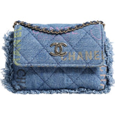 Bolsa de ombro com franjas e estampa de micrologotipo Chanel Denim Mood Flap
