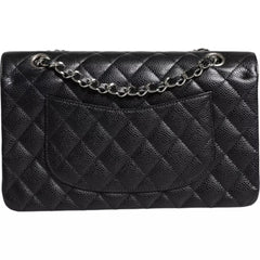 Bolsa Chanel Caviar Preta Média Clássica com Aba Dupla e Alças Duplas, Prateada e Acolchoada