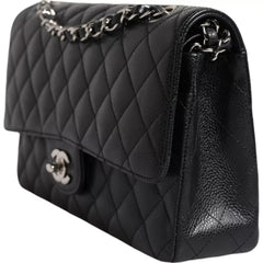 Bolsa Chanel Caviar Preta Média Clássica com Aba Dupla e Alças Duplas, Prateada e Acolchoada