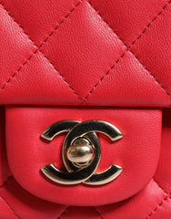 Bolsa Chanel Mini em Pele de Cordeiro com Corrente e Ombro Rosa Matelassê
