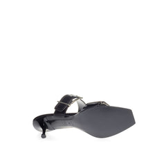 Alexander McQueen Eleve seus passos com sandálias de couro pretas atemporais