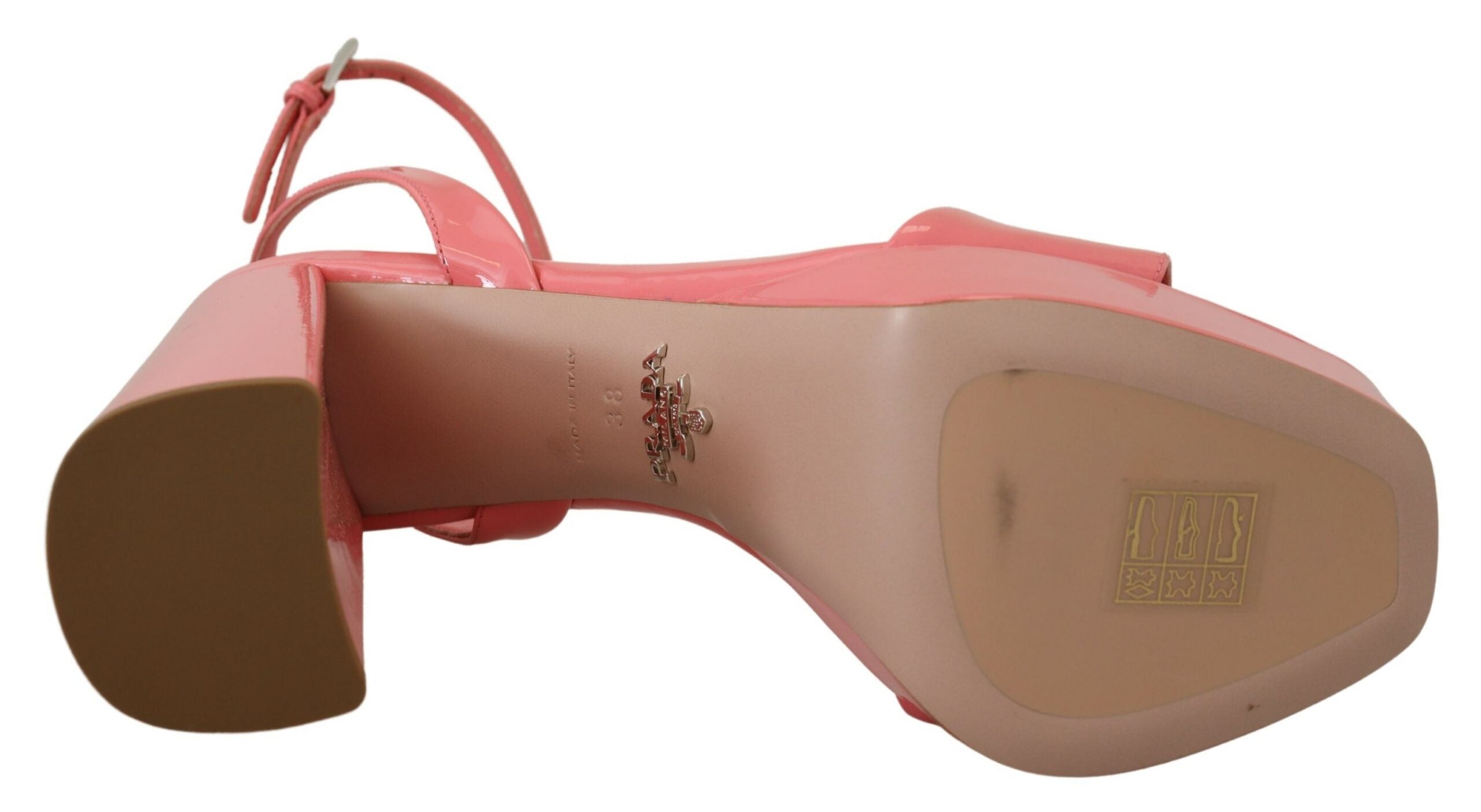 Sandálias plataforma Prada Chic em couro envernizado rosa