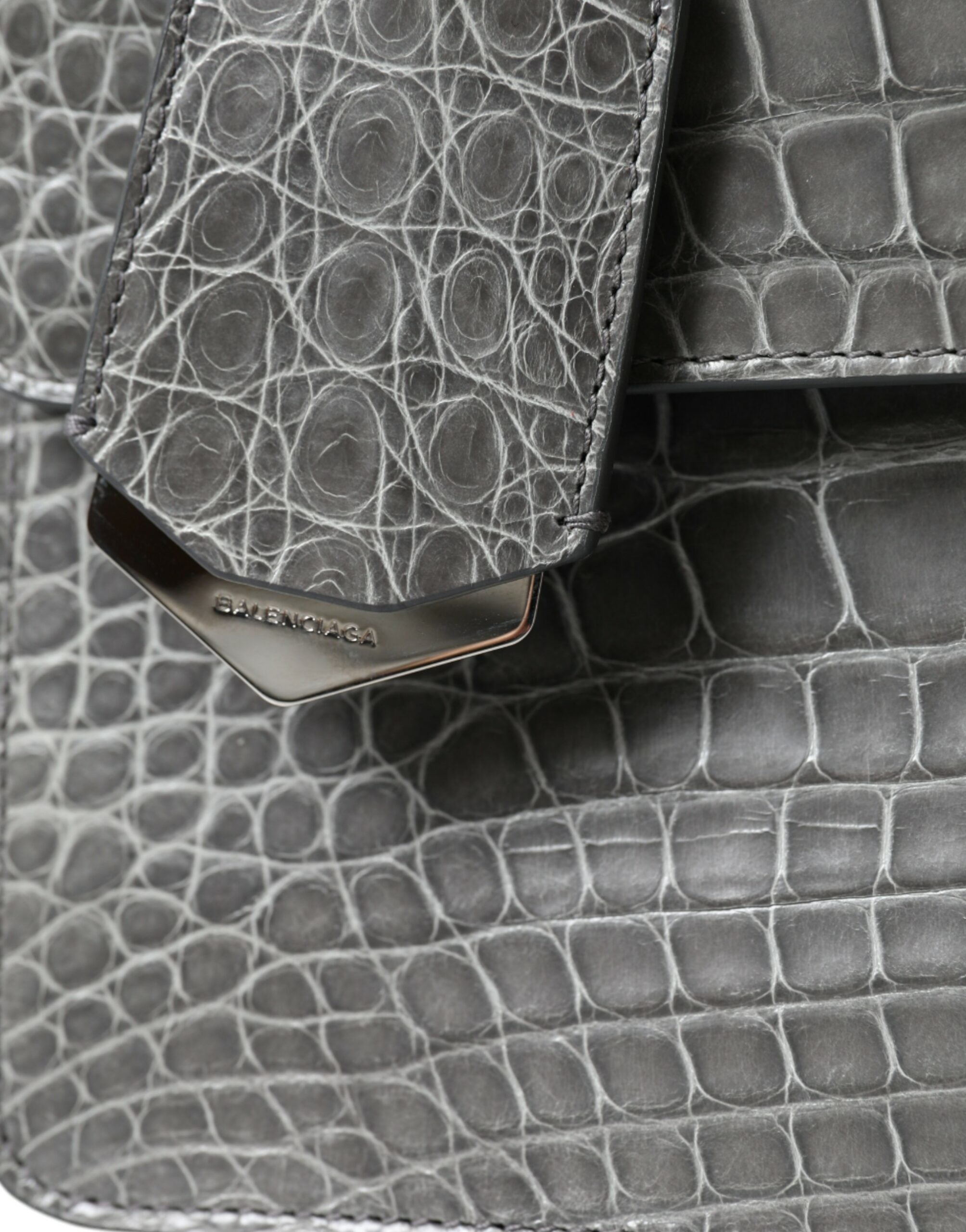 Bolsa de ombro média Balenciaga em couro de jacaré