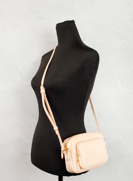 Bolsa transversal pequena Burberry em couro granulado rosa pêssego para câmera