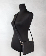 Bolsa transversal Burberry Peyton Monogram em couro preto