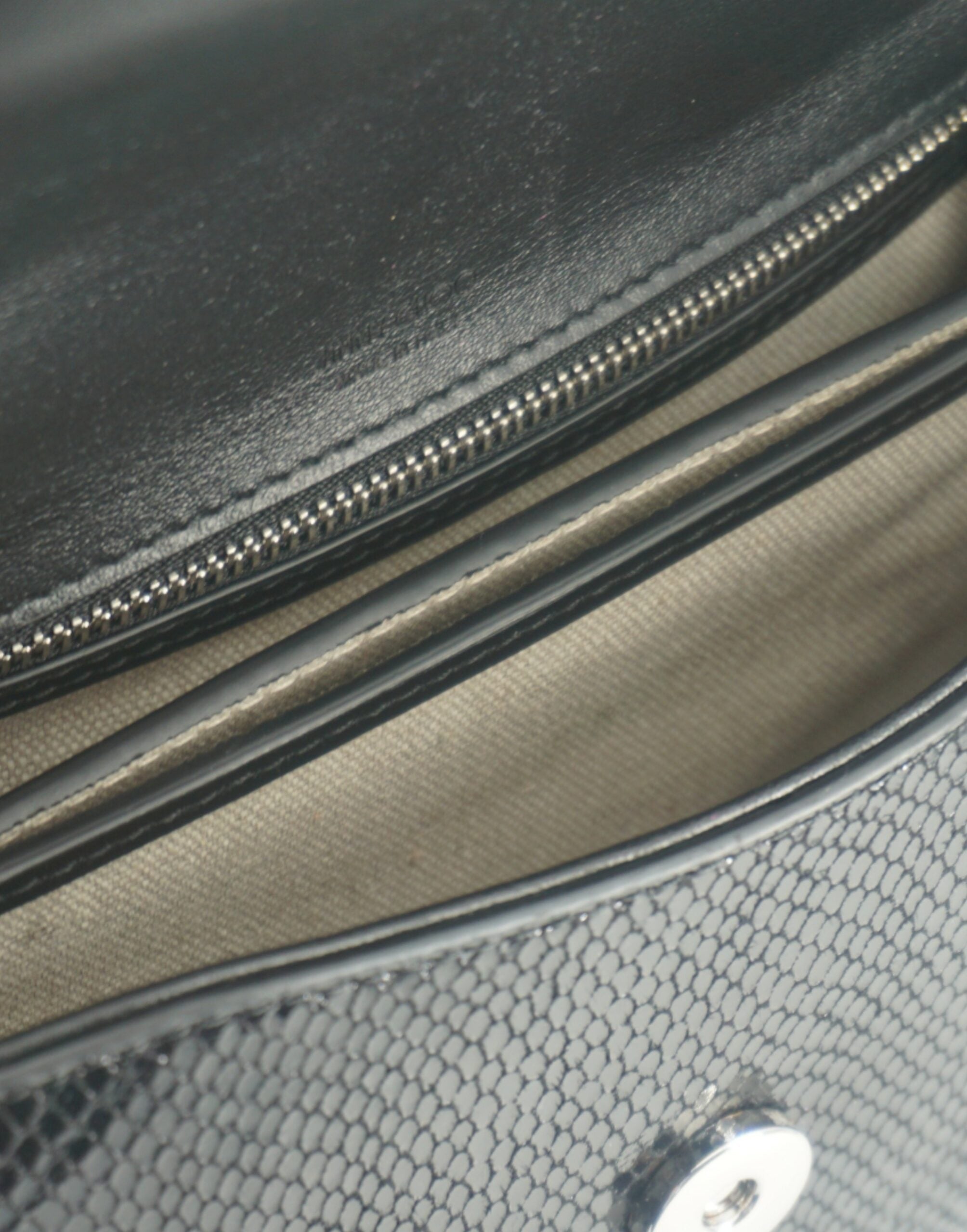 Bolsa de ombro Jimmy Choo preta de couro com alça superior