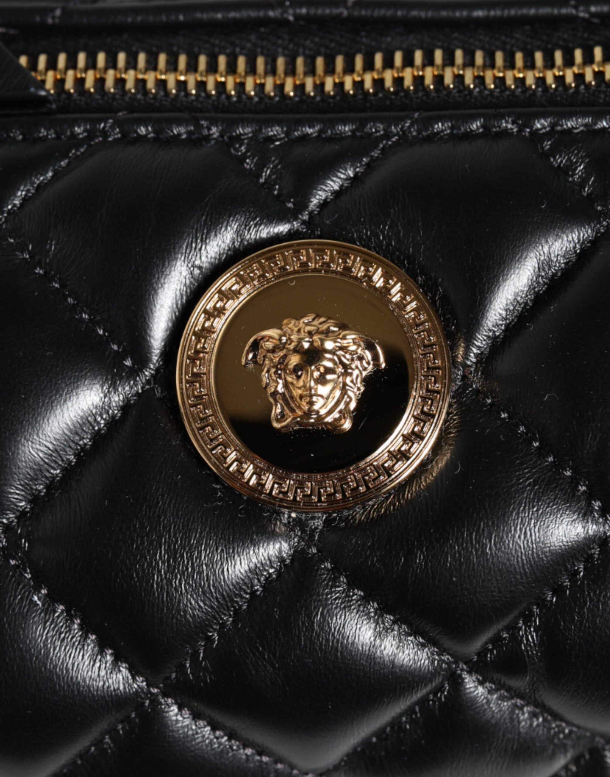 Bolsa tiracolo Versace preta mini em couro de cordeiro acolchoado