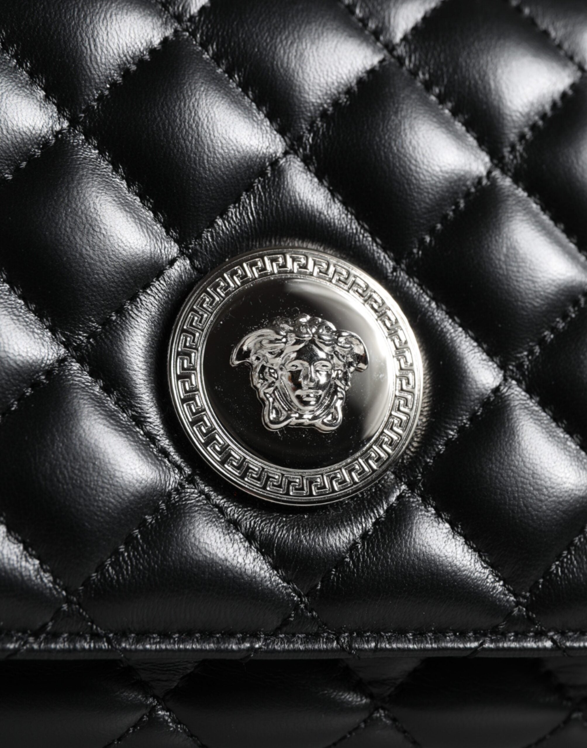 Bolsa de ombro transversal Versace em couro de cordeiro acolchoado preto