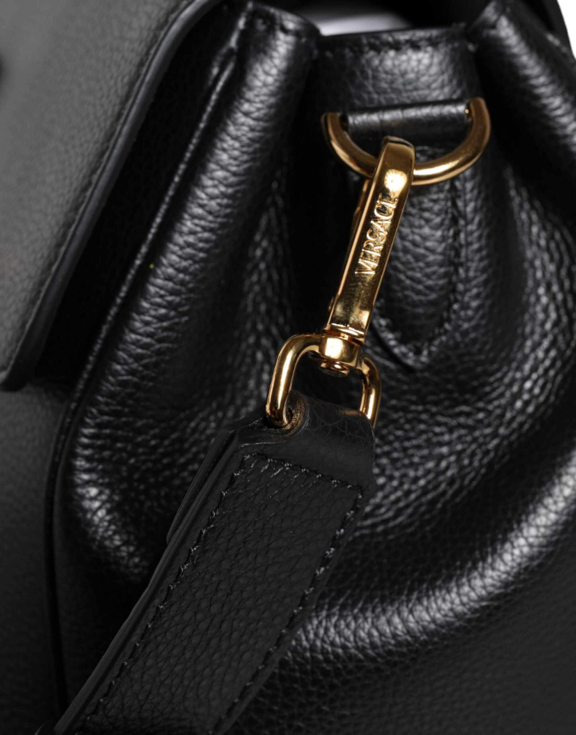 Bolsa transversal Versace preta com alça superior em couro de bezerro granulado