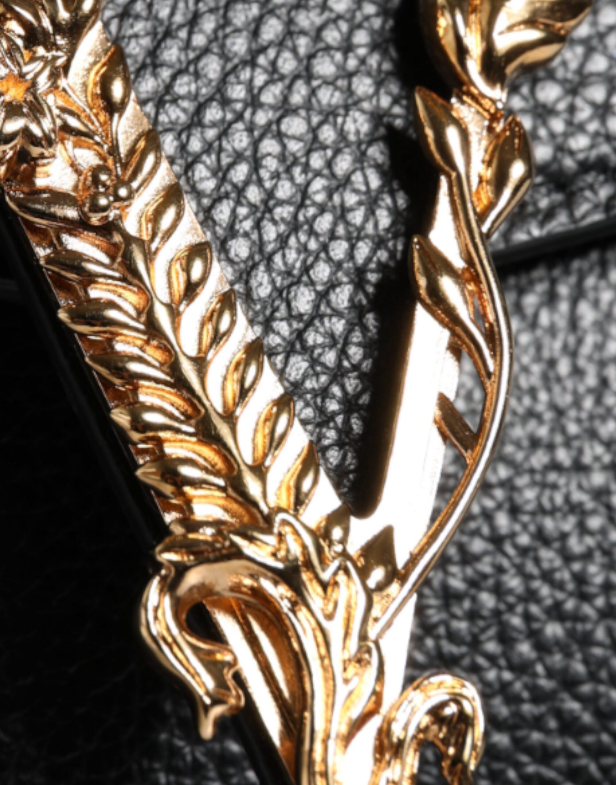 Bolsa transversal Versace preta com alça superior em couro de bezerro granulado
