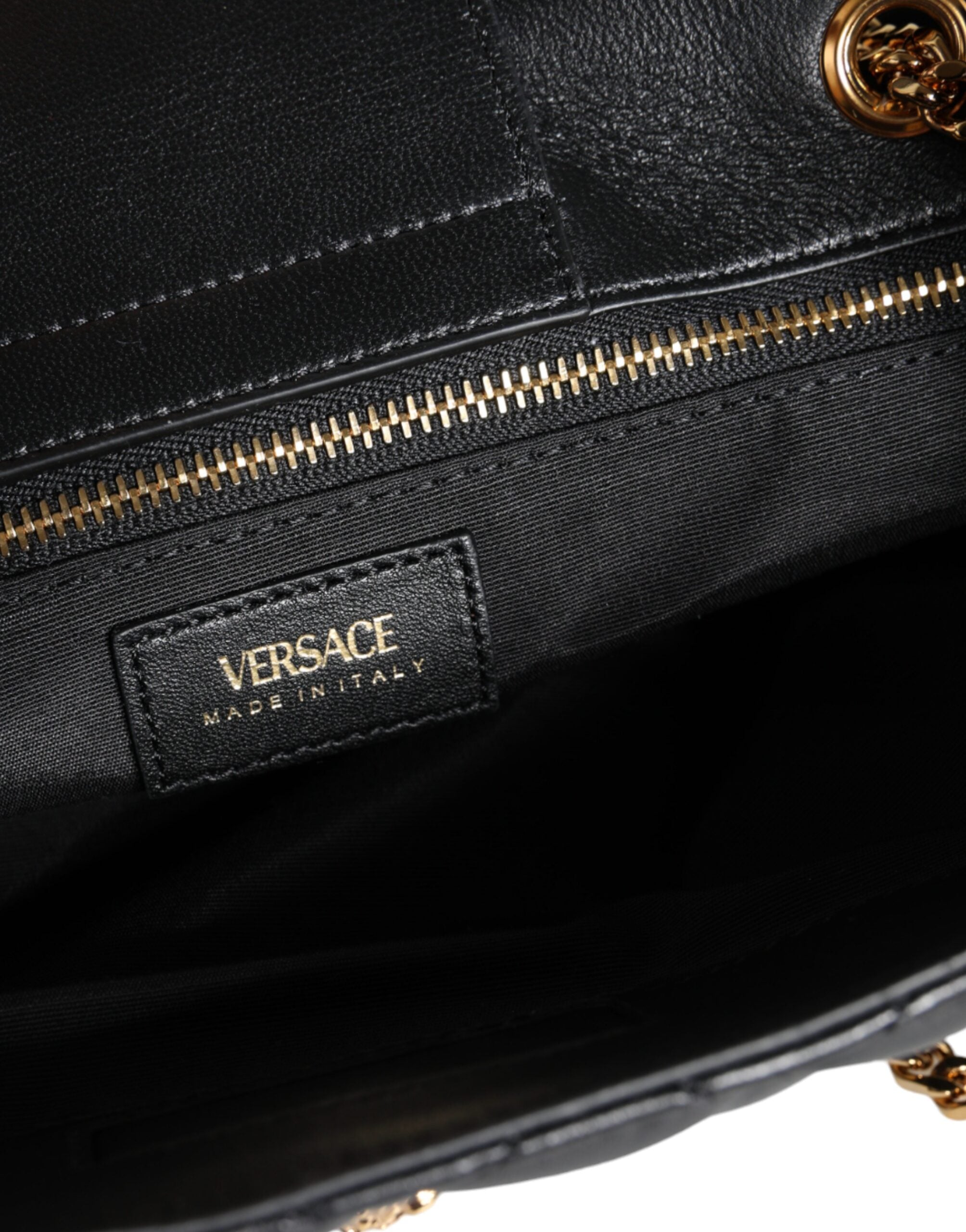 Bolsa Versace de couro napa acolchoado preto com alça de corrente