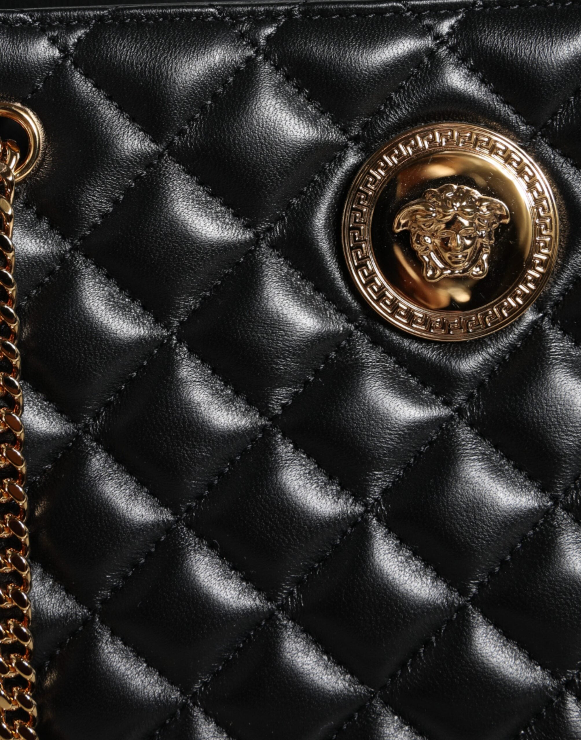 Bolsa Versace de couro napa acolchoado preto com alça de corrente
