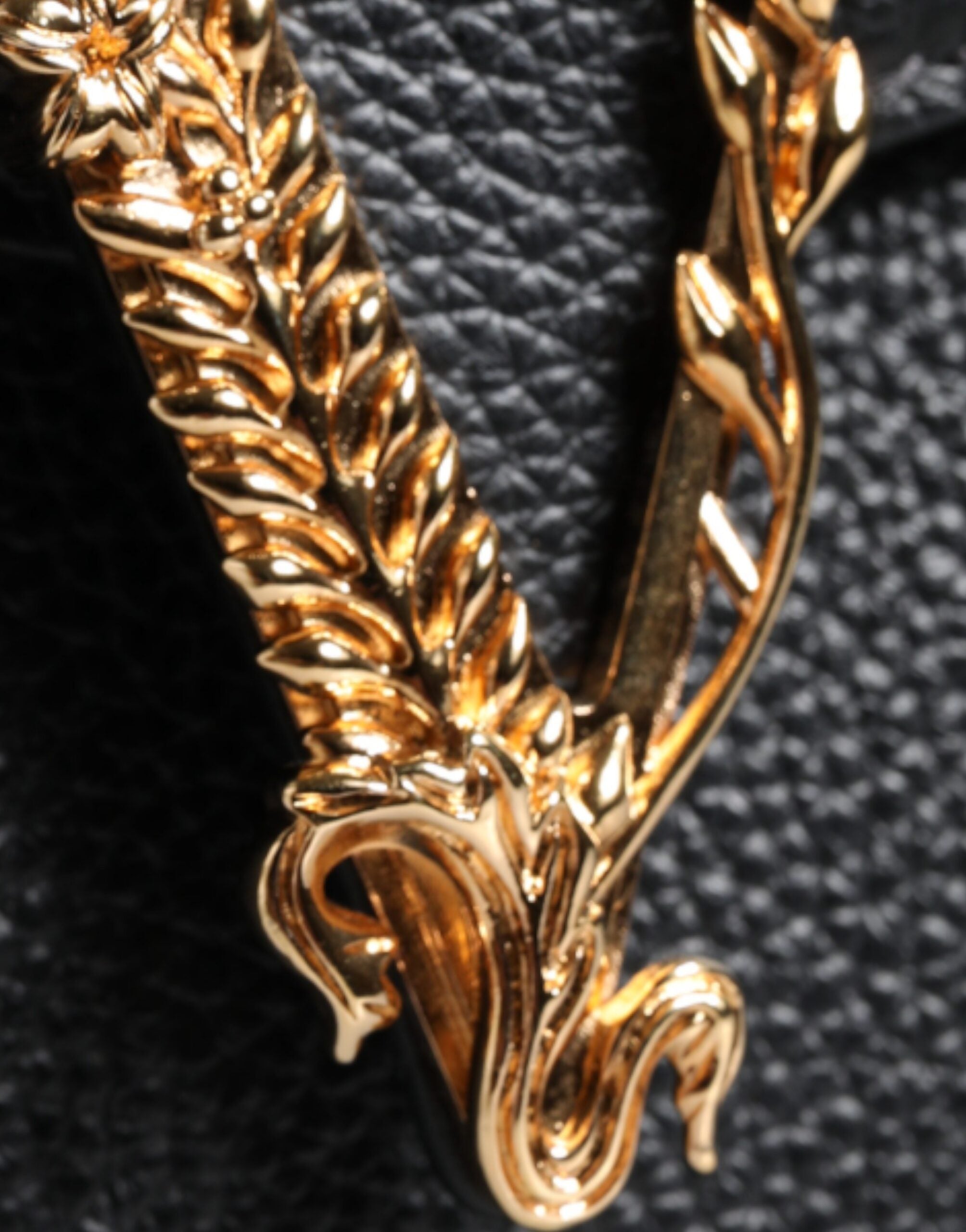 Bolsa de ombro transversal com logotipo em couro de bezerro granulado preto Versace
