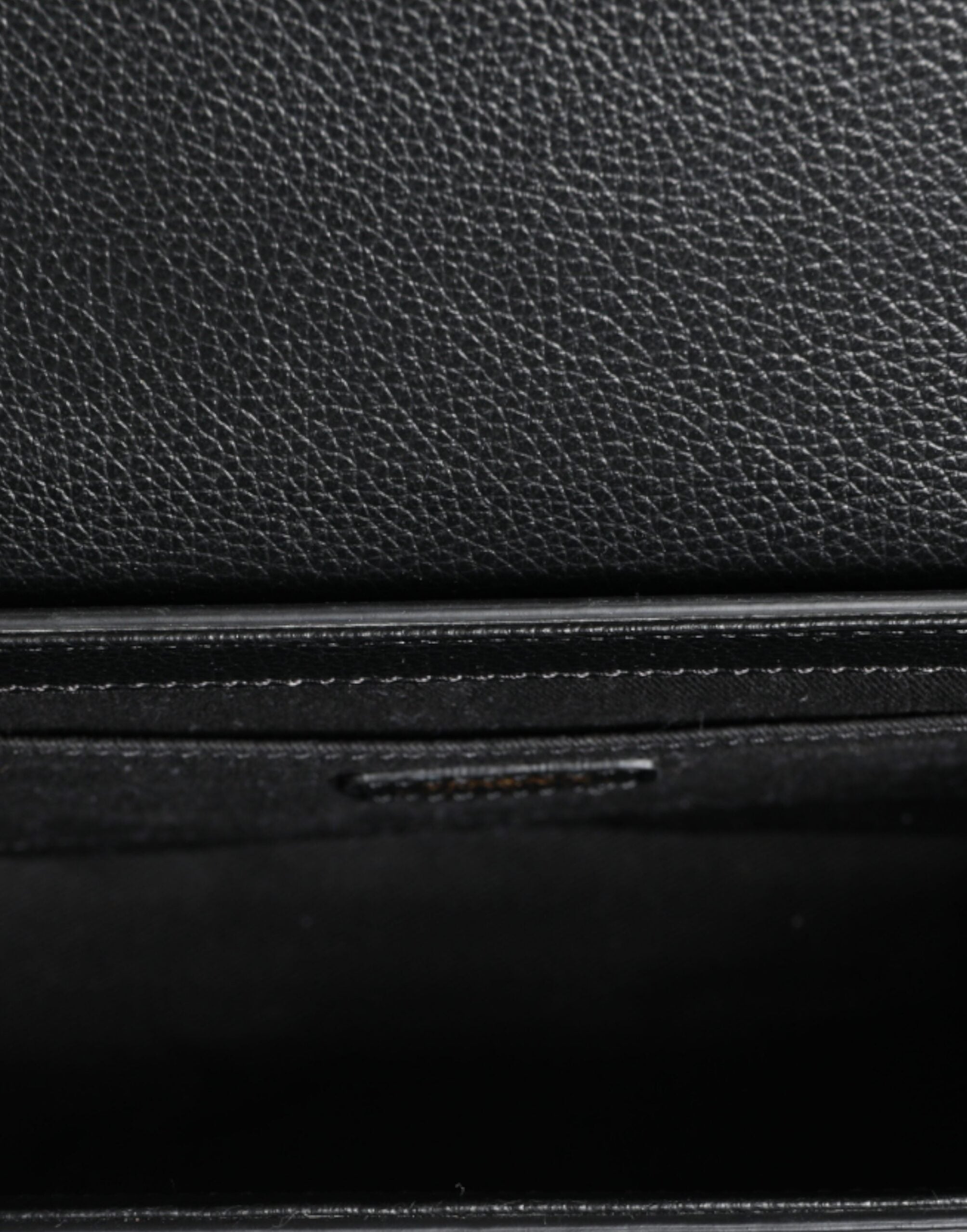 Bolsa de ombro transversal com logotipo em couro de bezerro granulado preto Versace