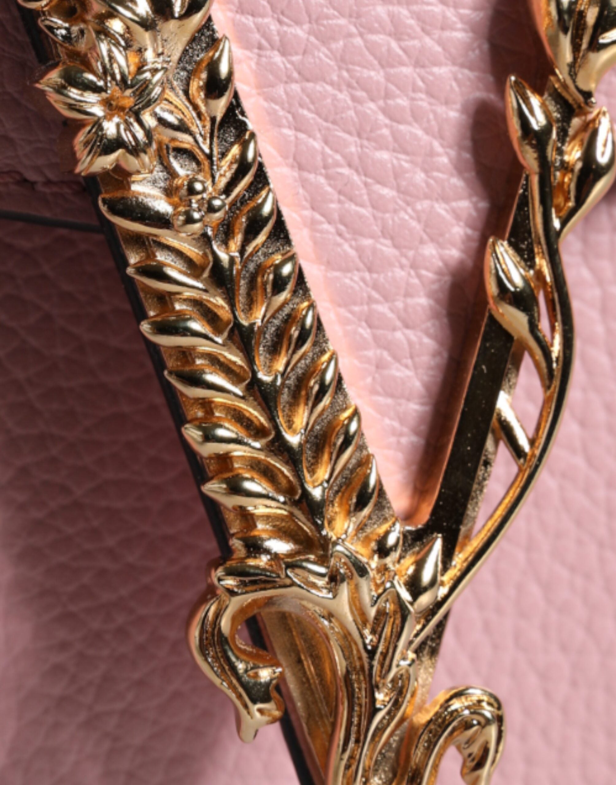Bolsa de ombro transversal com logotipo em couro de bezerro granulado rosa Versace