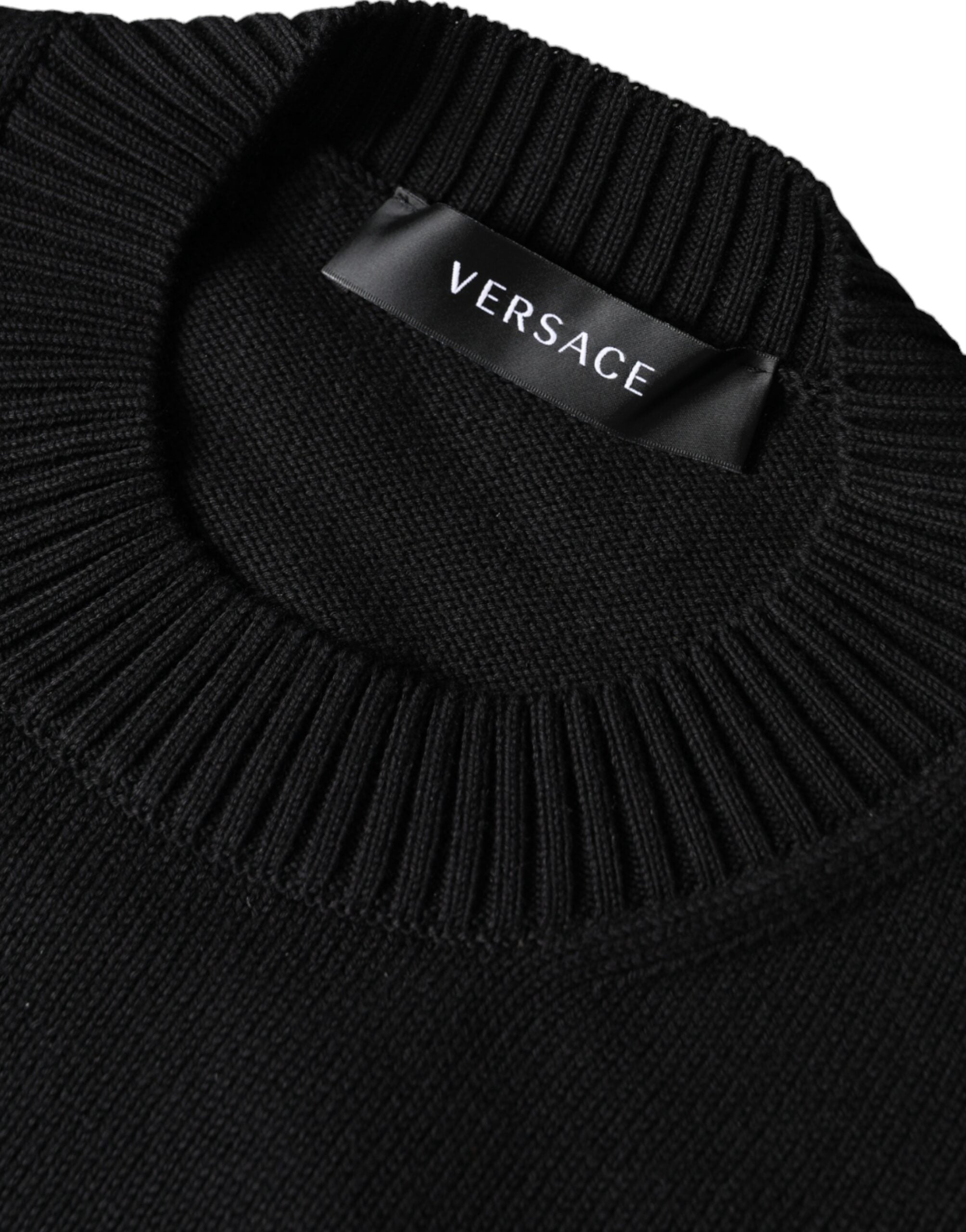 Suéter Versace Preto com Bordado Medusa e Gola Redonda