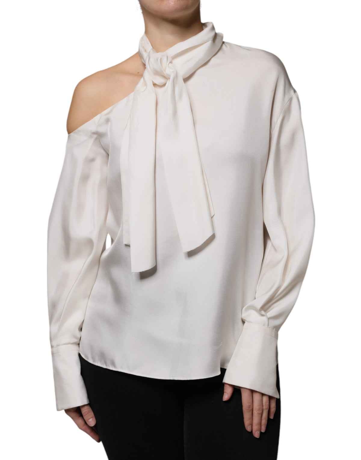 Blusa Brunello Cucinelli de seda bege com gola Ascot e mangas compridas