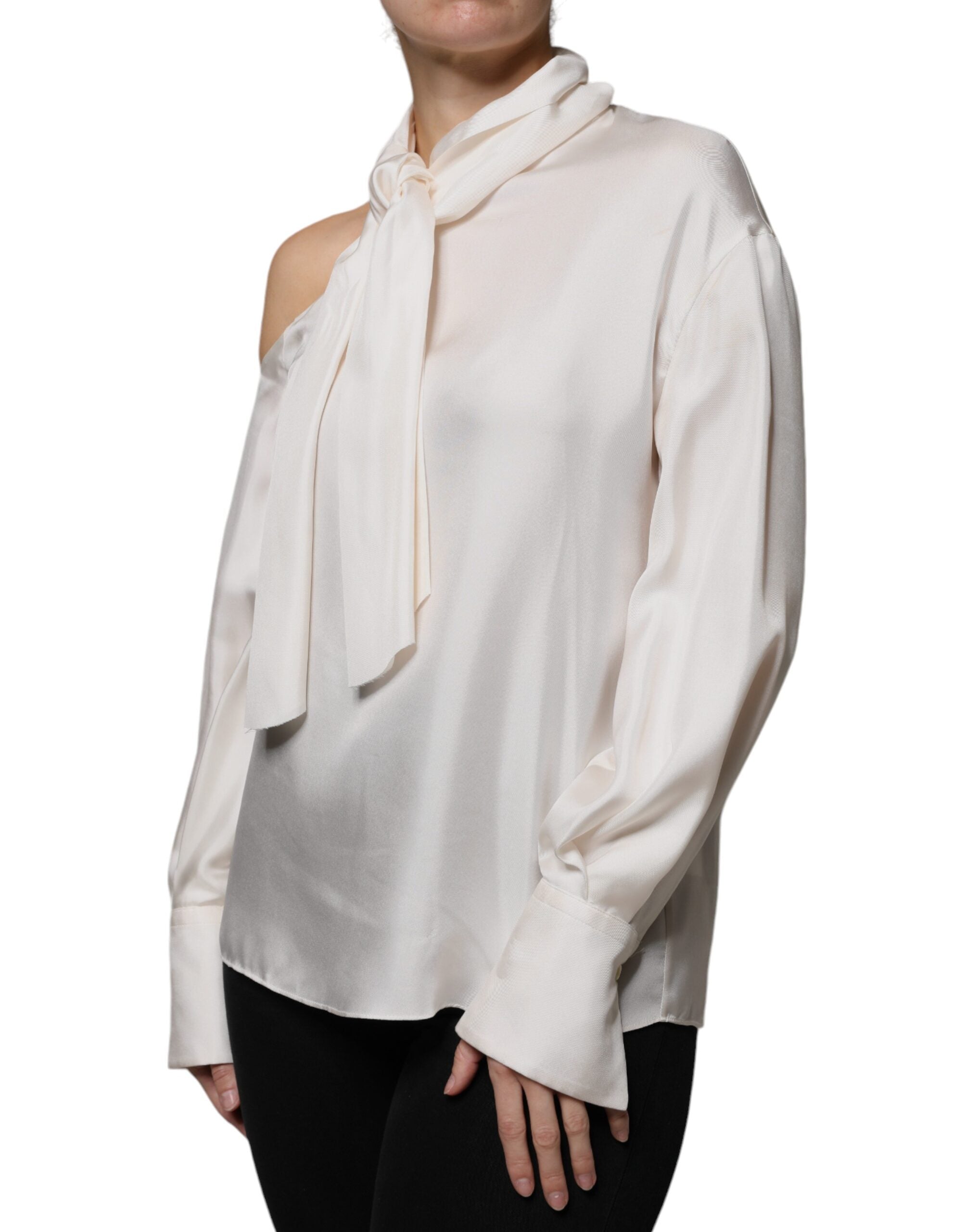 Blusa Brunello Cucinelli de seda bege com gola Ascot e mangas compridas