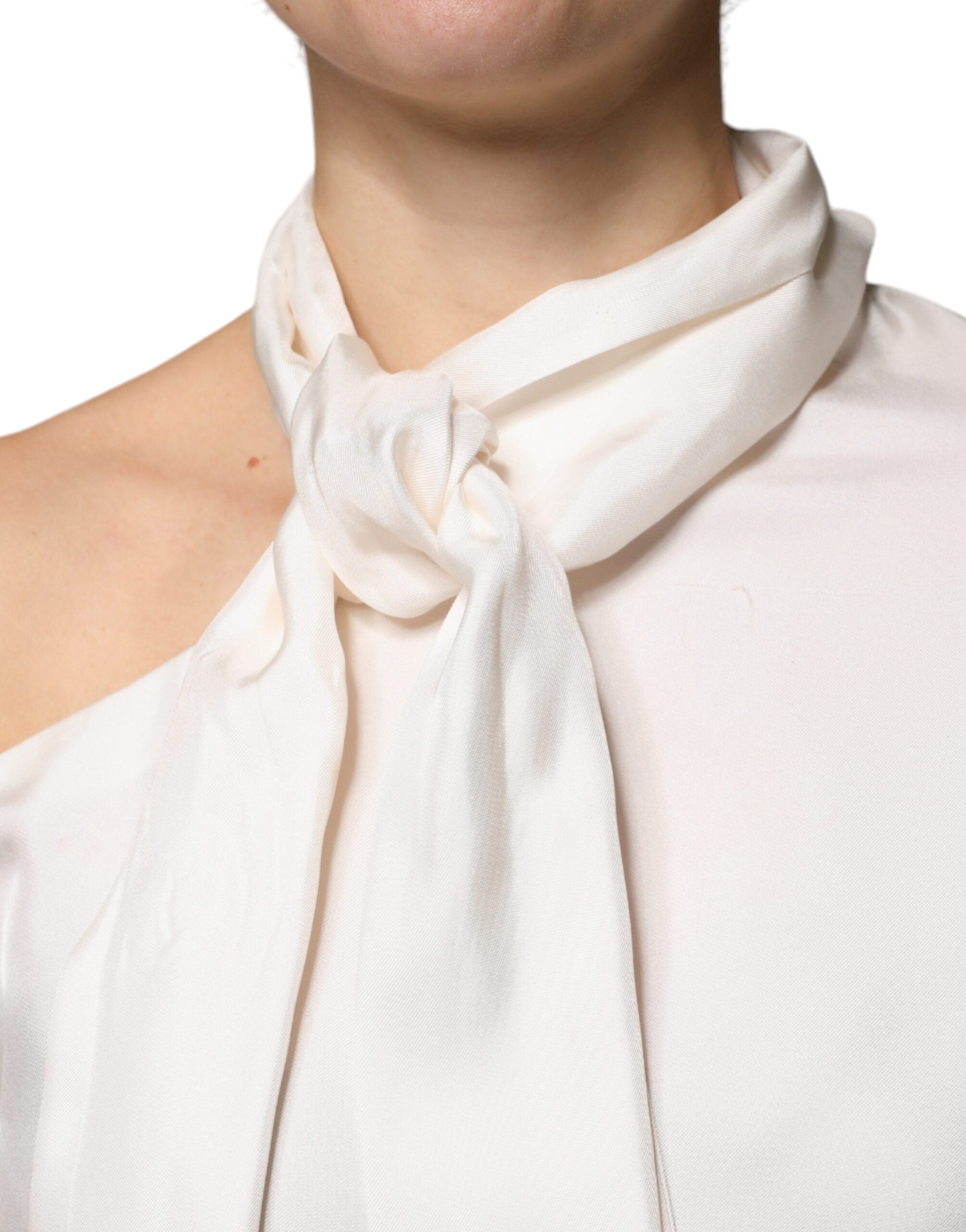 Blusa Brunello Cucinelli de seda bege com gola Ascot e mangas compridas