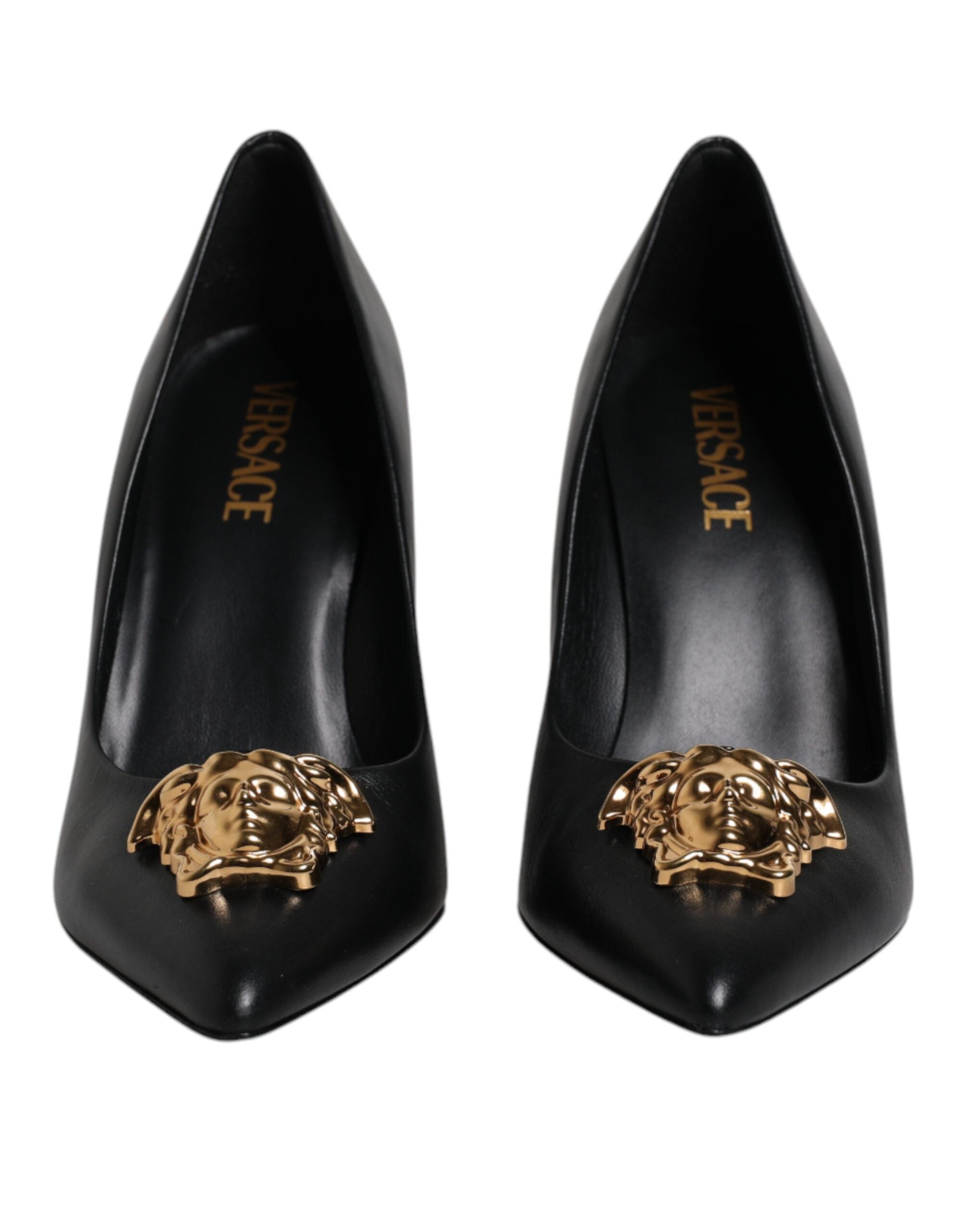 Versace Sapatos de salto alto com placa de logotipo em couro preto