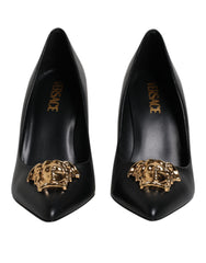 Versace Sapatos de salto alto com placa de logotipo em couro preto