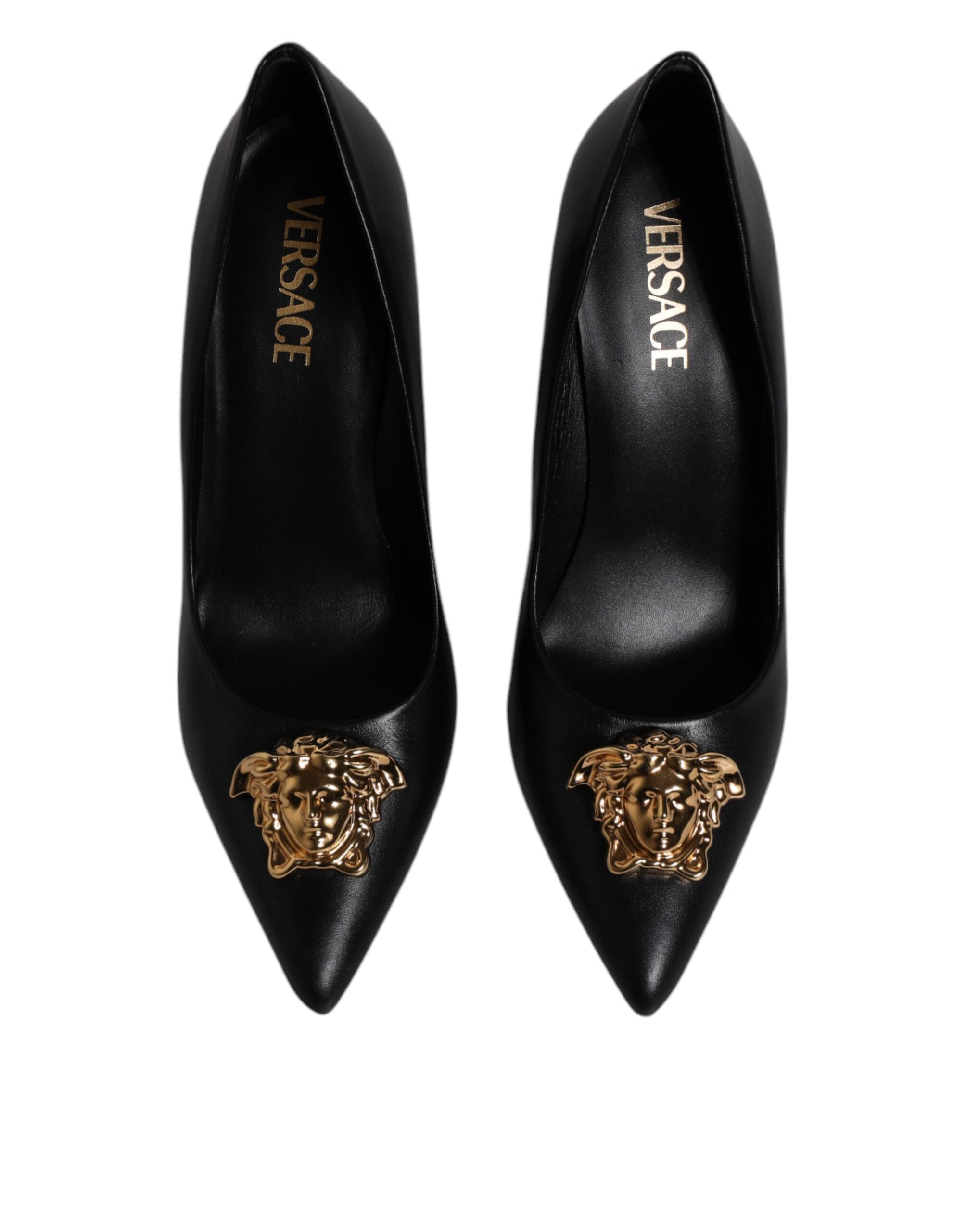 Versace Sapatos de salto alto com placa de logotipo em couro preto