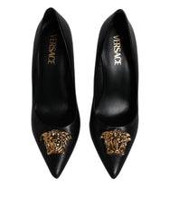 Versace Sapatos de salto alto com placa de logotipo em couro preto