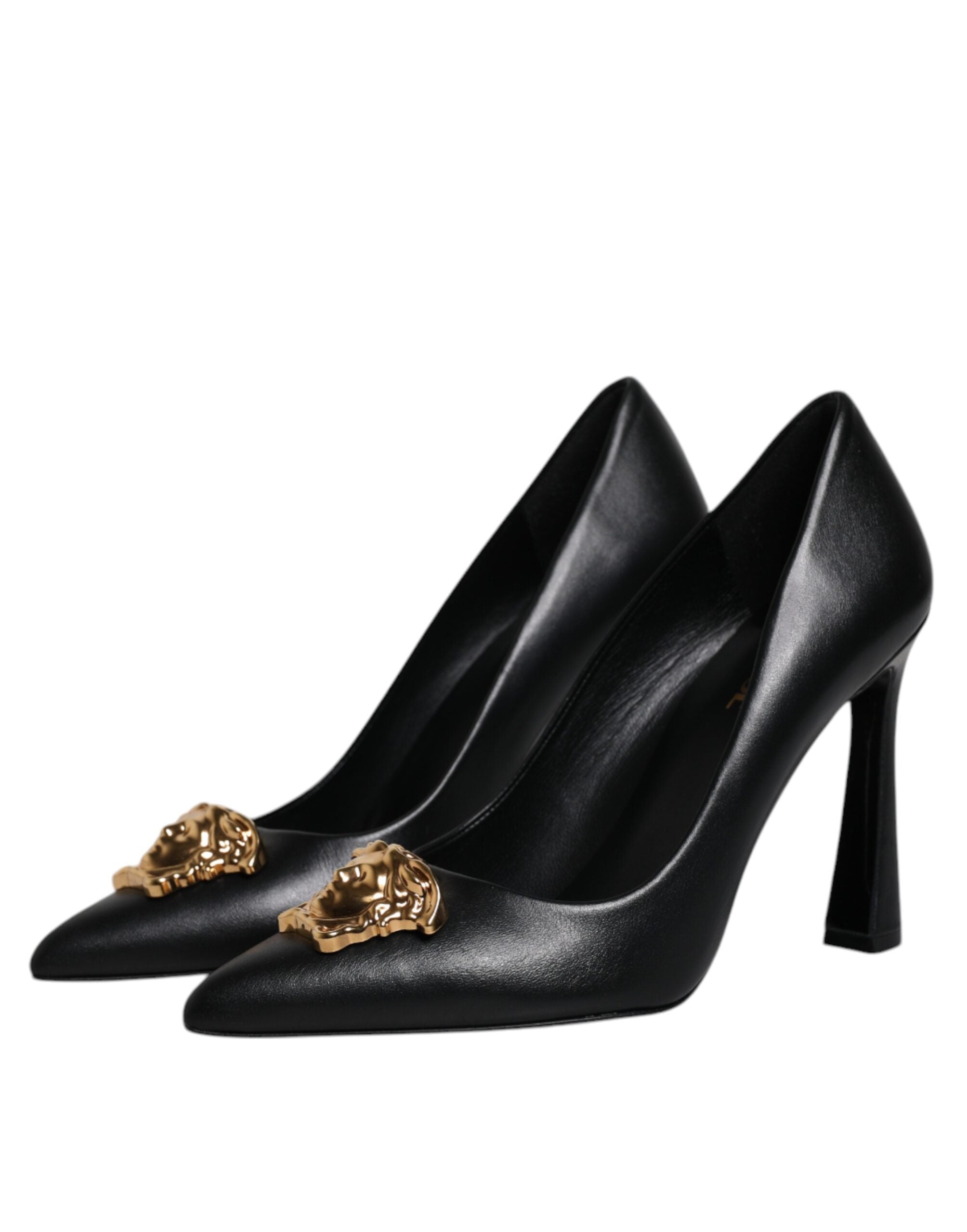 Versace Sapatos de salto alto com placa de logotipo em couro preto