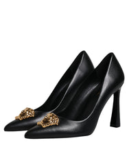 Versace Sapatos de salto alto com placa de logotipo em couro preto