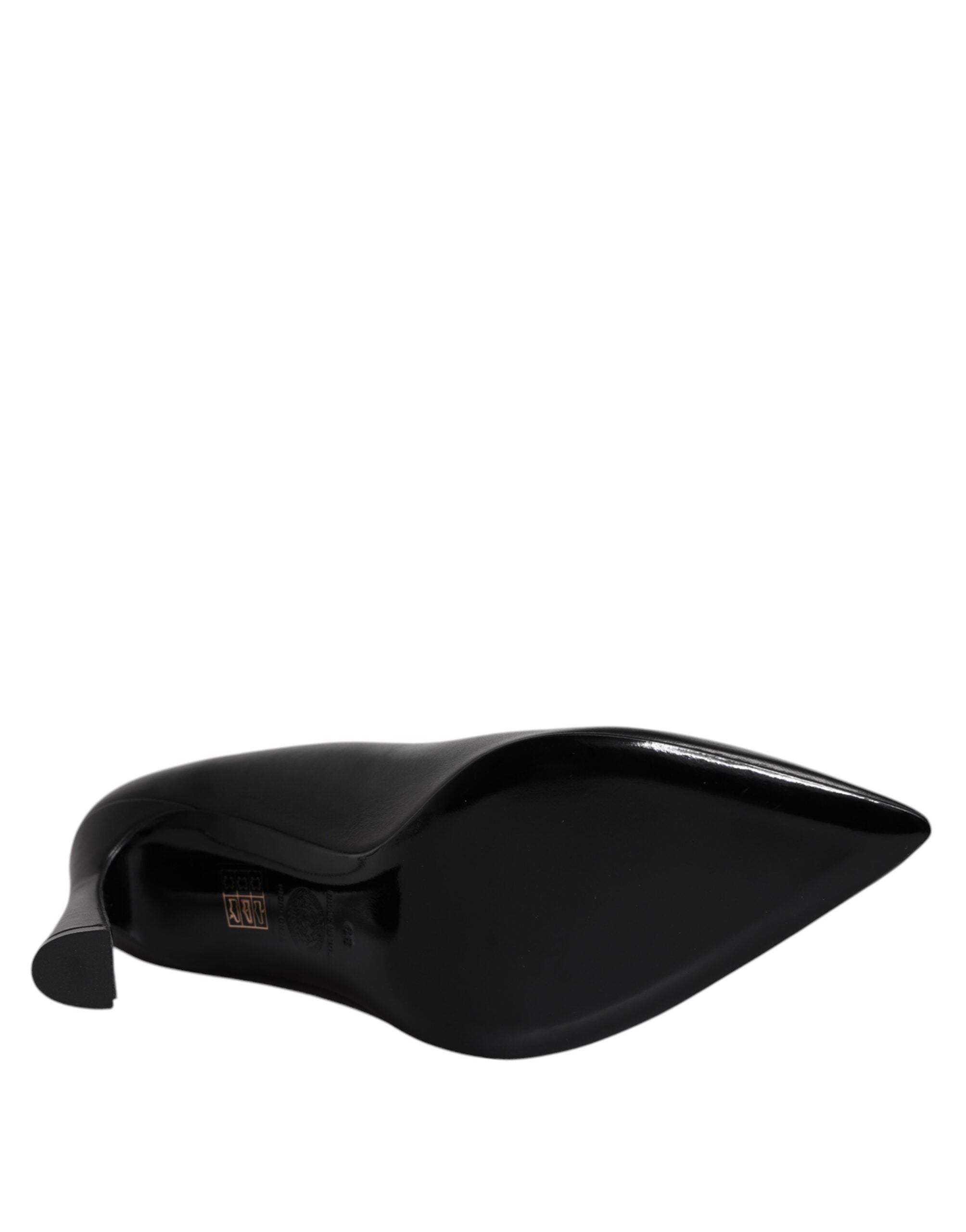 Versace Sapatos de salto alto com placa de logotipo em couro preto