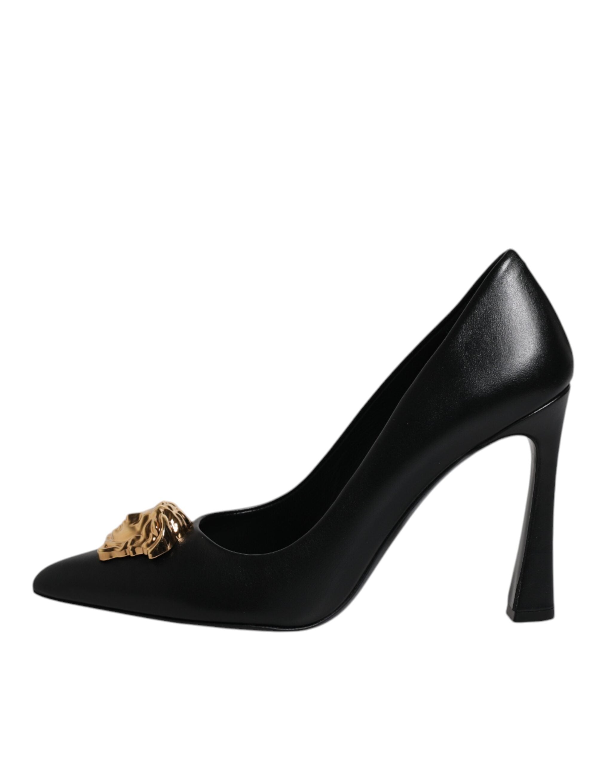Versace Sapatos de salto alto com placa de logotipo em couro preto