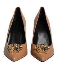 Versace Sapatos de salto alto com placa de logotipo em couro marrom