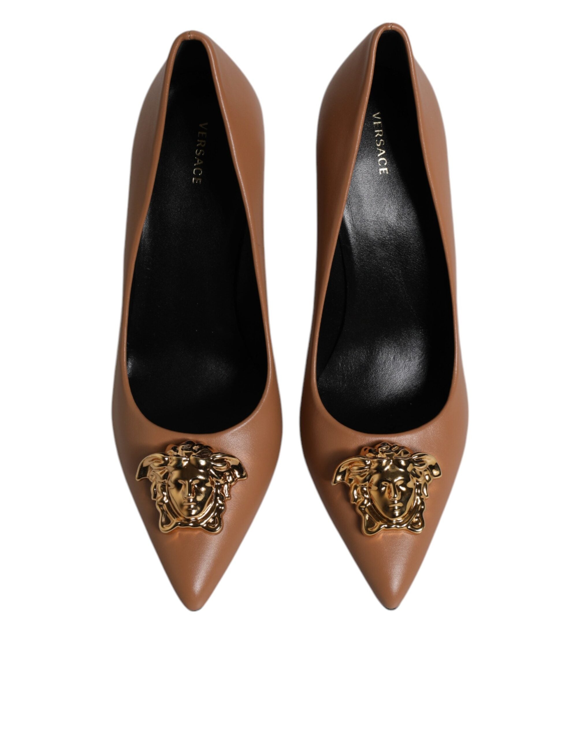 Versace Sapatos de salto alto com placa de logotipo em couro marrom