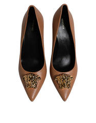 Versace Sapatos de salto alto com placa de logotipo em couro marrom