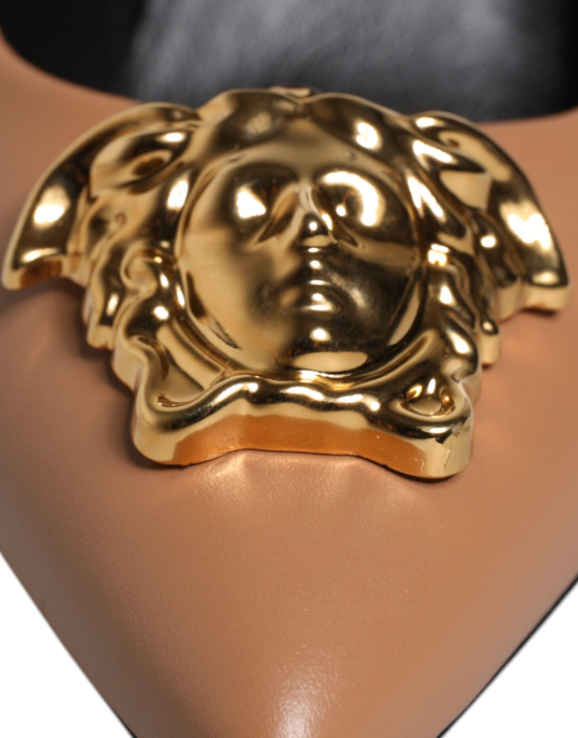 Versace Sapatos de salto alto com placa de logotipo em couro marrom