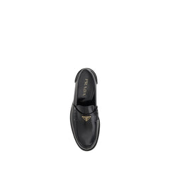 Mocassins Prada com placa triangular