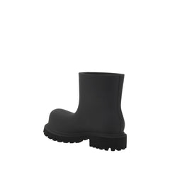 Botas Balenciaga com esteróides até o tornozelo