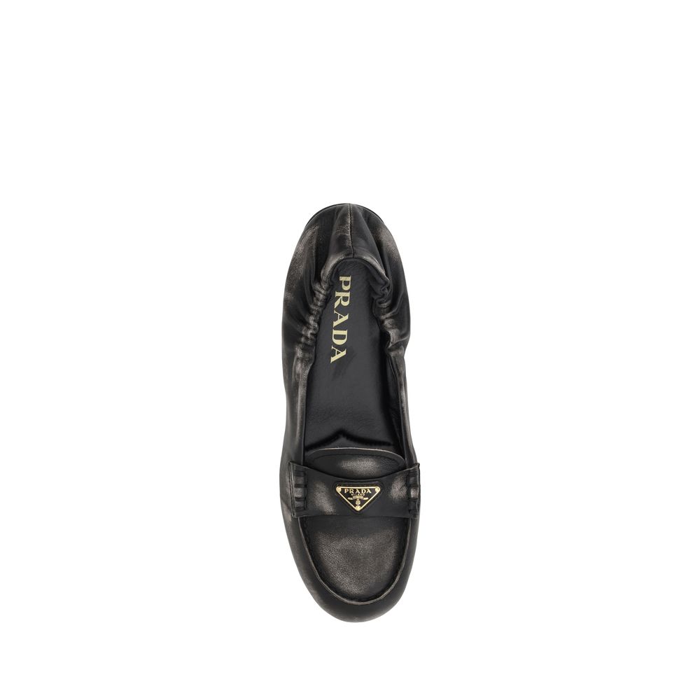 Mocassins Prada de couro com efeito vintage