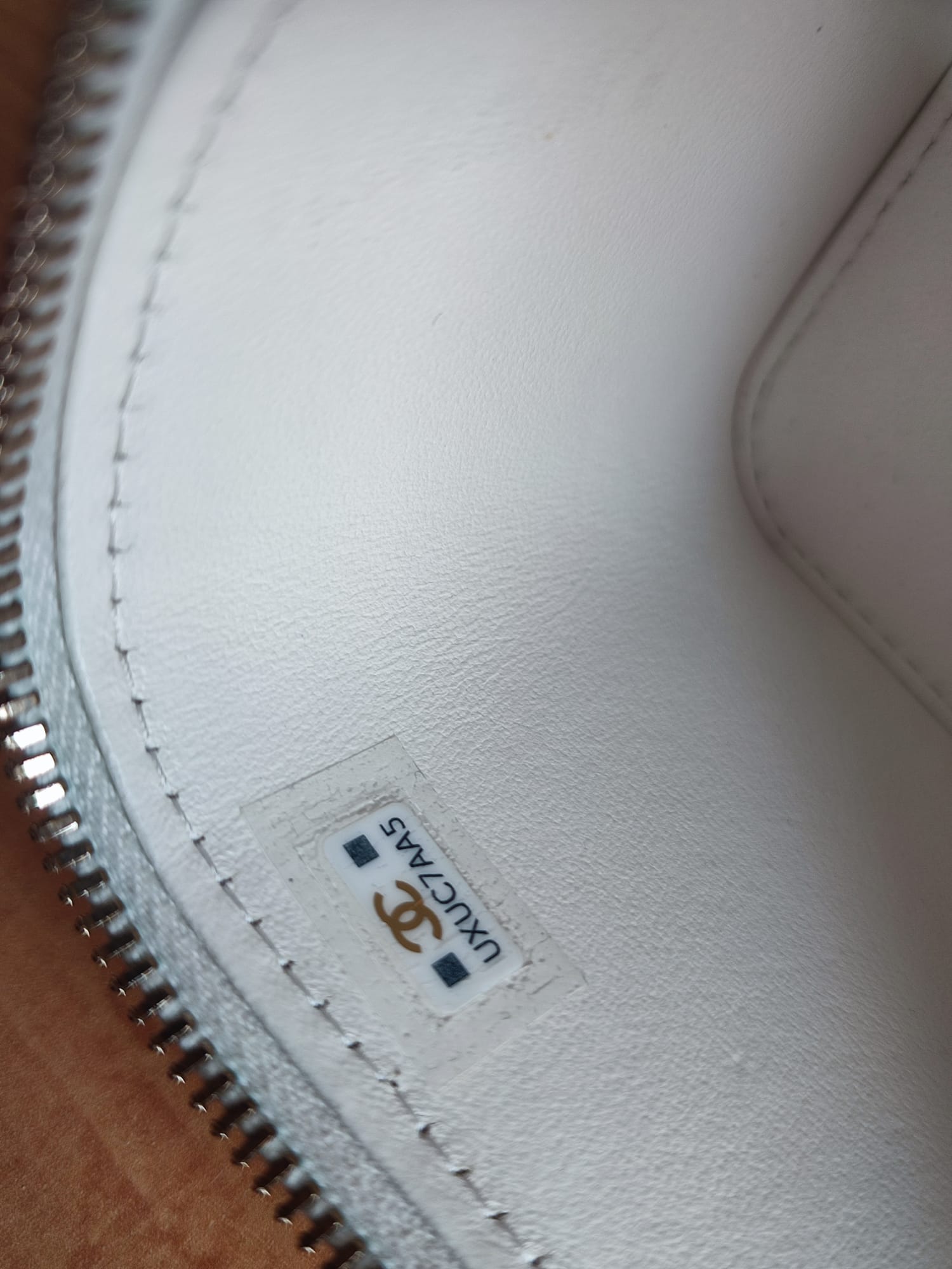 Espelho de maquiagem Chanel em couro de cordeiro matelassê branco e dourado com corrente de ombro