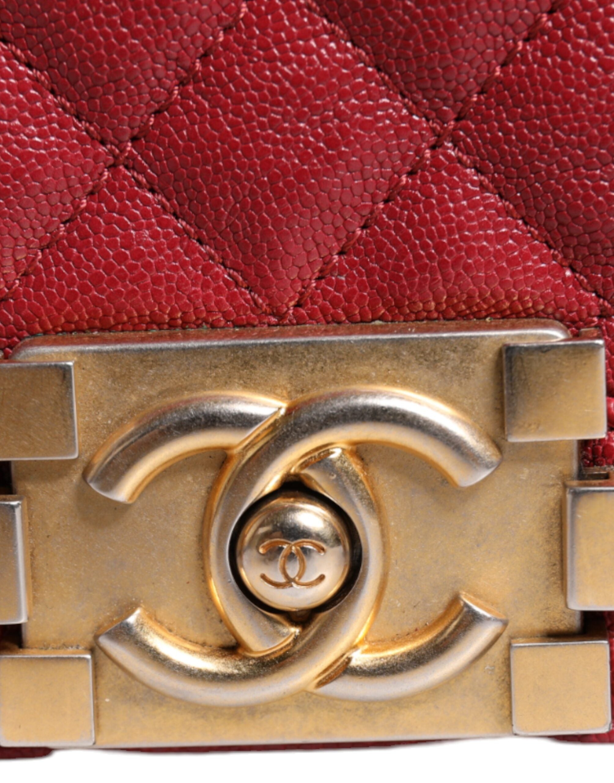 Bolsa de ombro média Chanel em couro de cordeiro vermelho com corrente dupla dourada