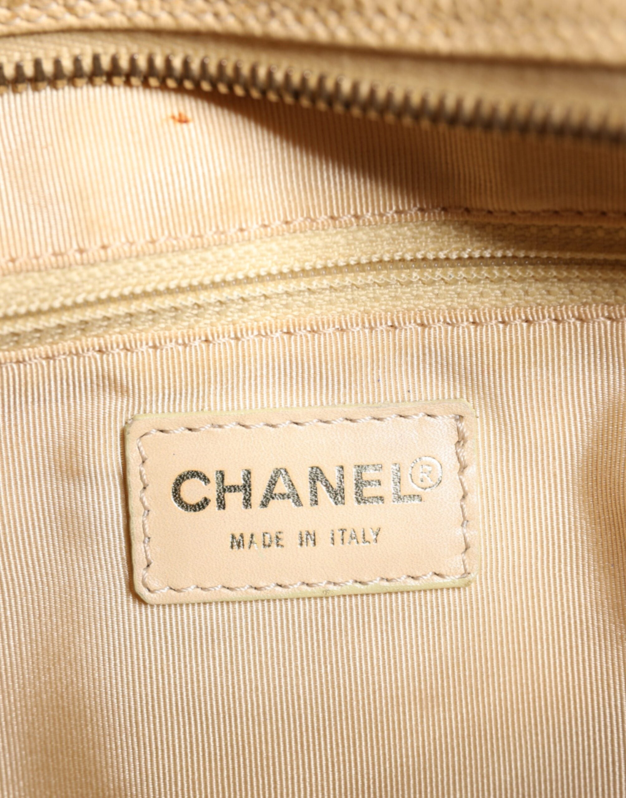 Bolsa Chanel Bege Caviar De Coco em Couro com Corrente