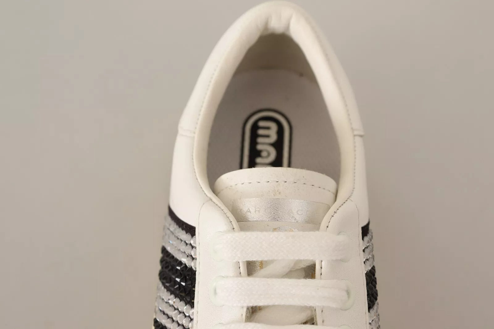 Tênis Marc Jacobs de couro branco com cristais
