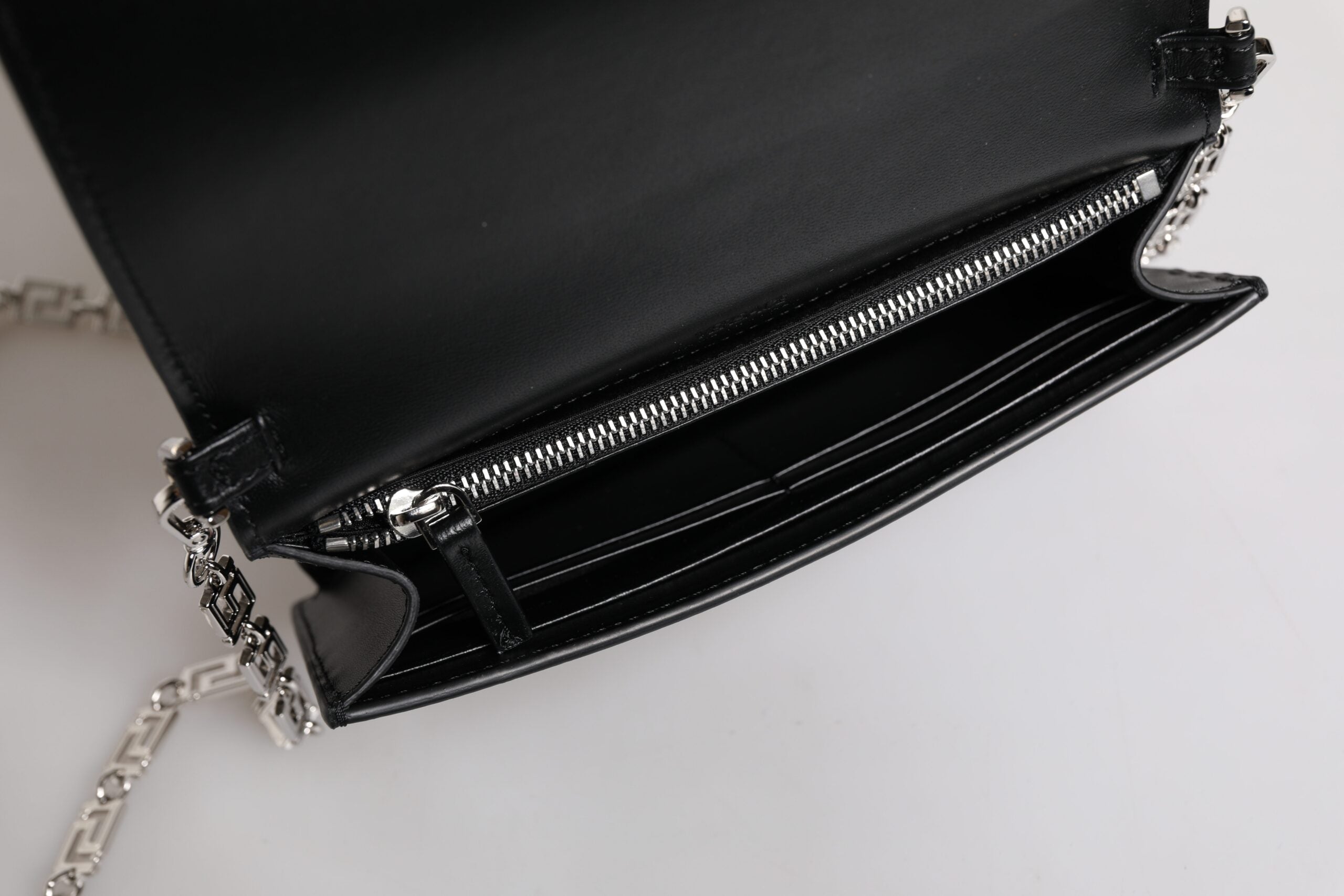 Bolsa transversal de ombro com alça de corrente em couro de bezerro preto Versace