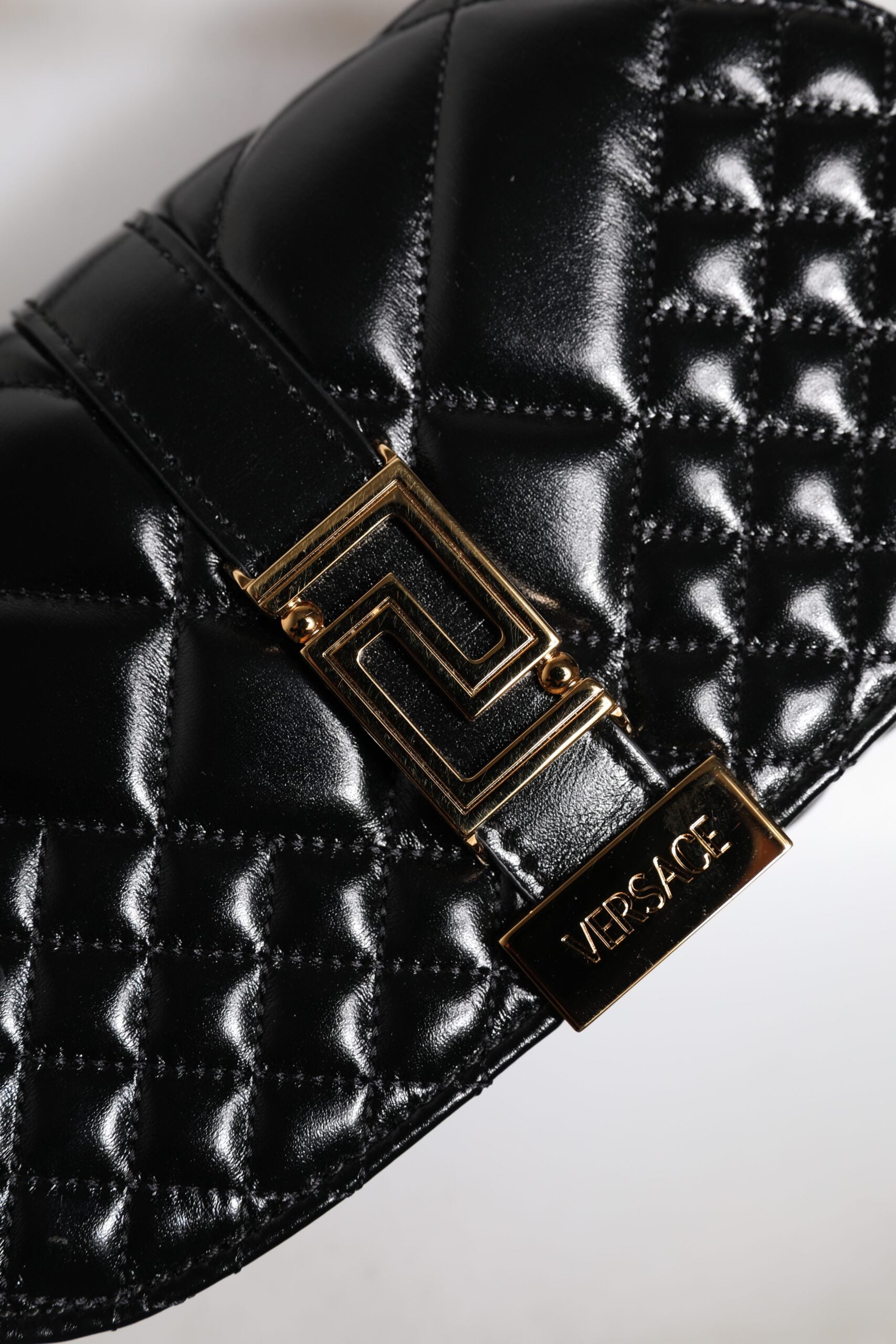 Bolsa Versace de couro de bezerro preto com alça de ombro acolchoada