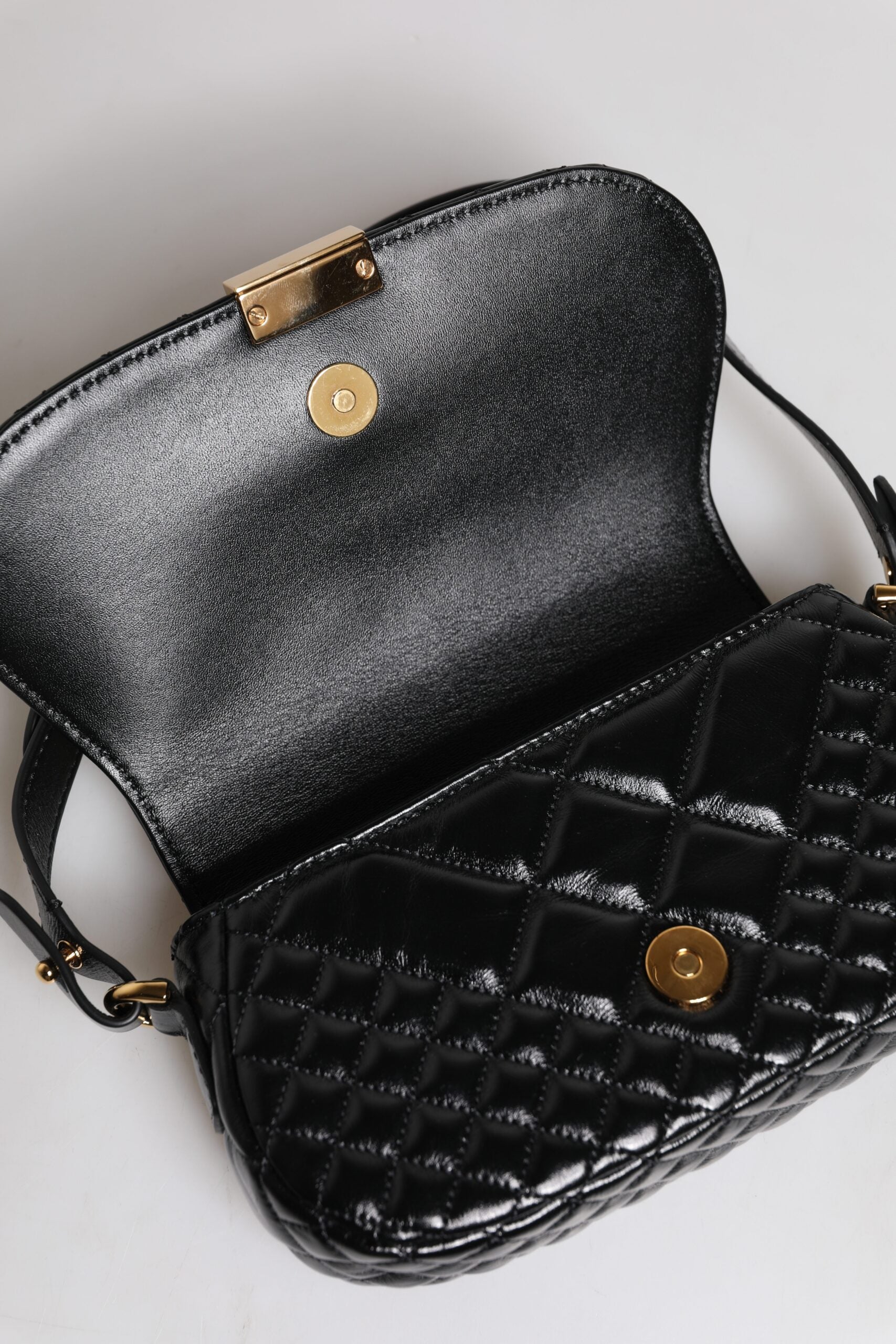 Bolsa Versace de couro de bezerro preto com alça de ombro acolchoada