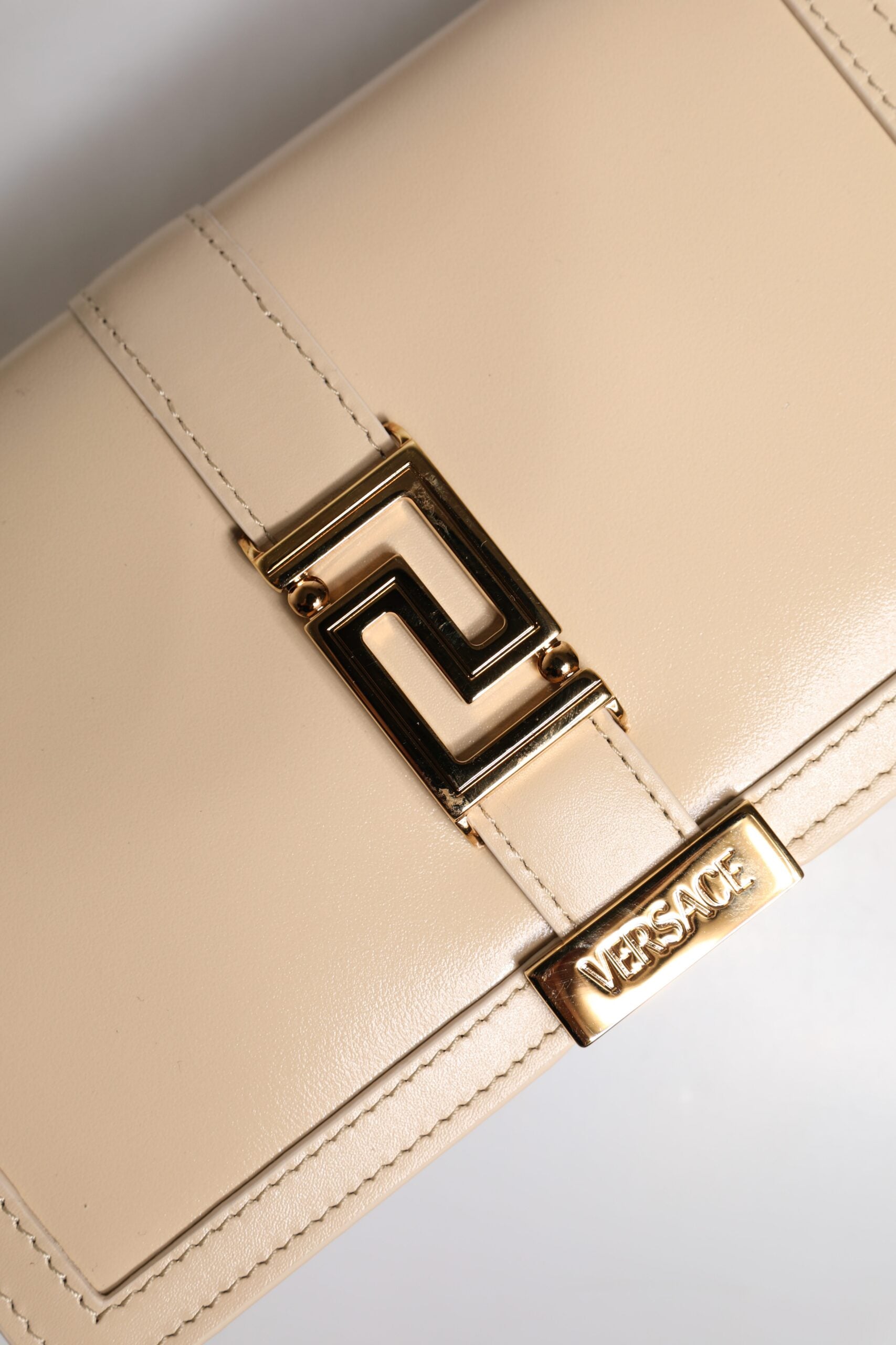 Bolsa transversal Versace Bege com corrente dourada em couro de bezerro