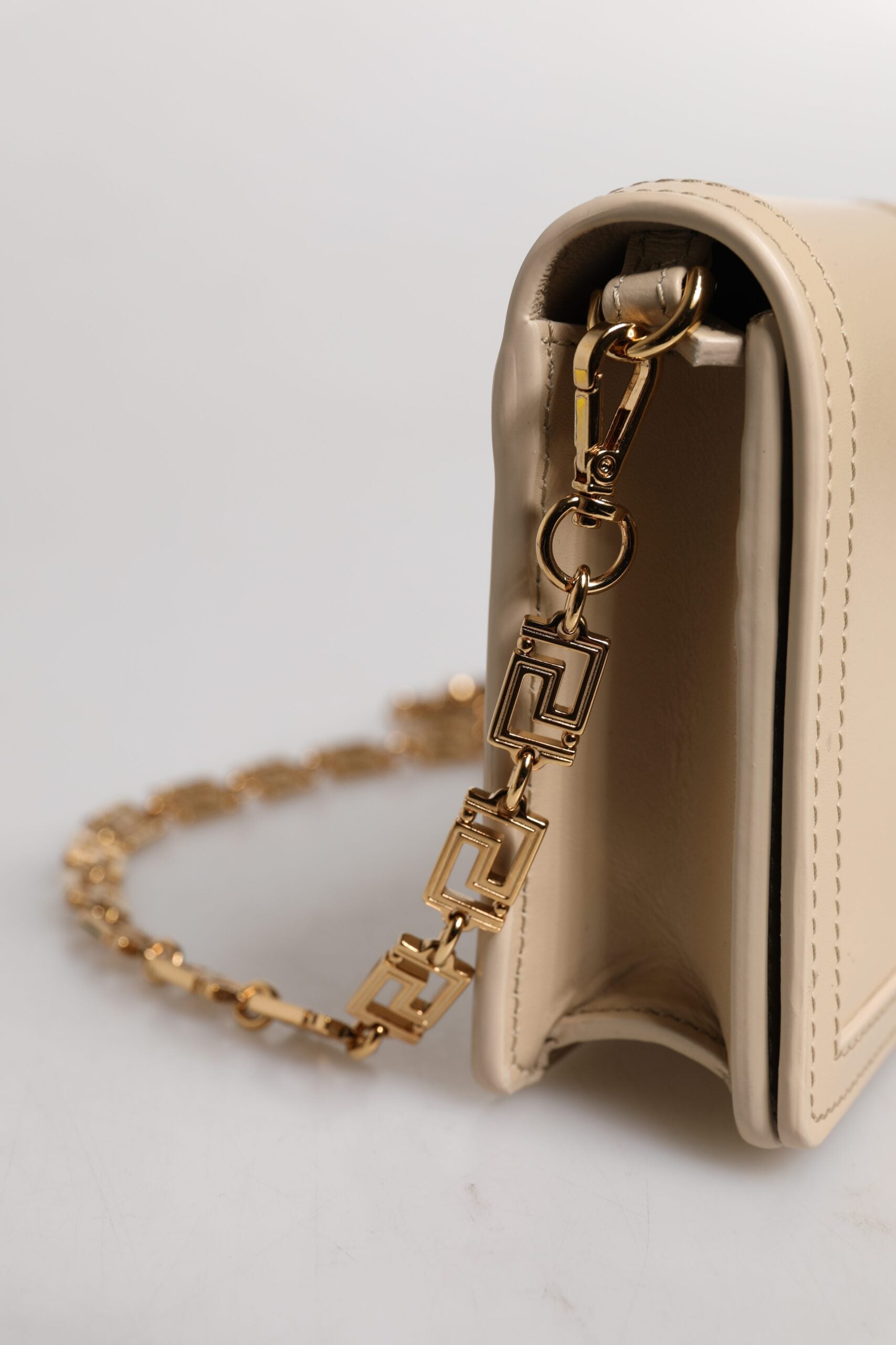 Bolsa transversal Versace Bege com corrente dourada em couro de bezerro